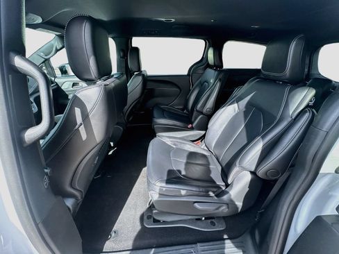 Used 2024 Chrysler Pacifica Limited FWD image 23