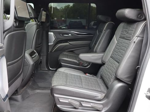 Used 2024 Cadillac Escalade ESV V AWD/4WD image 26