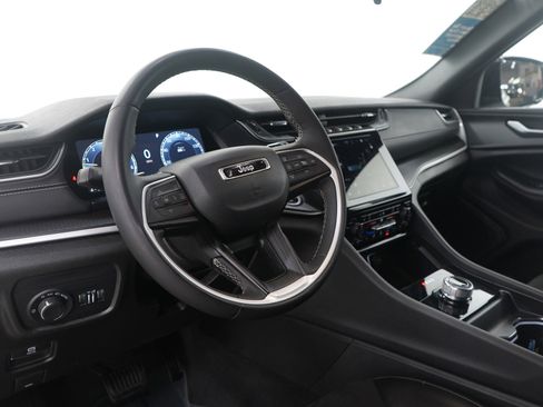 Used 2024 Jeep Grand Cherokee Altitude image 25