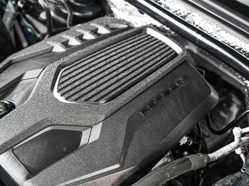 Certified 2025 Porsche Macan image 12