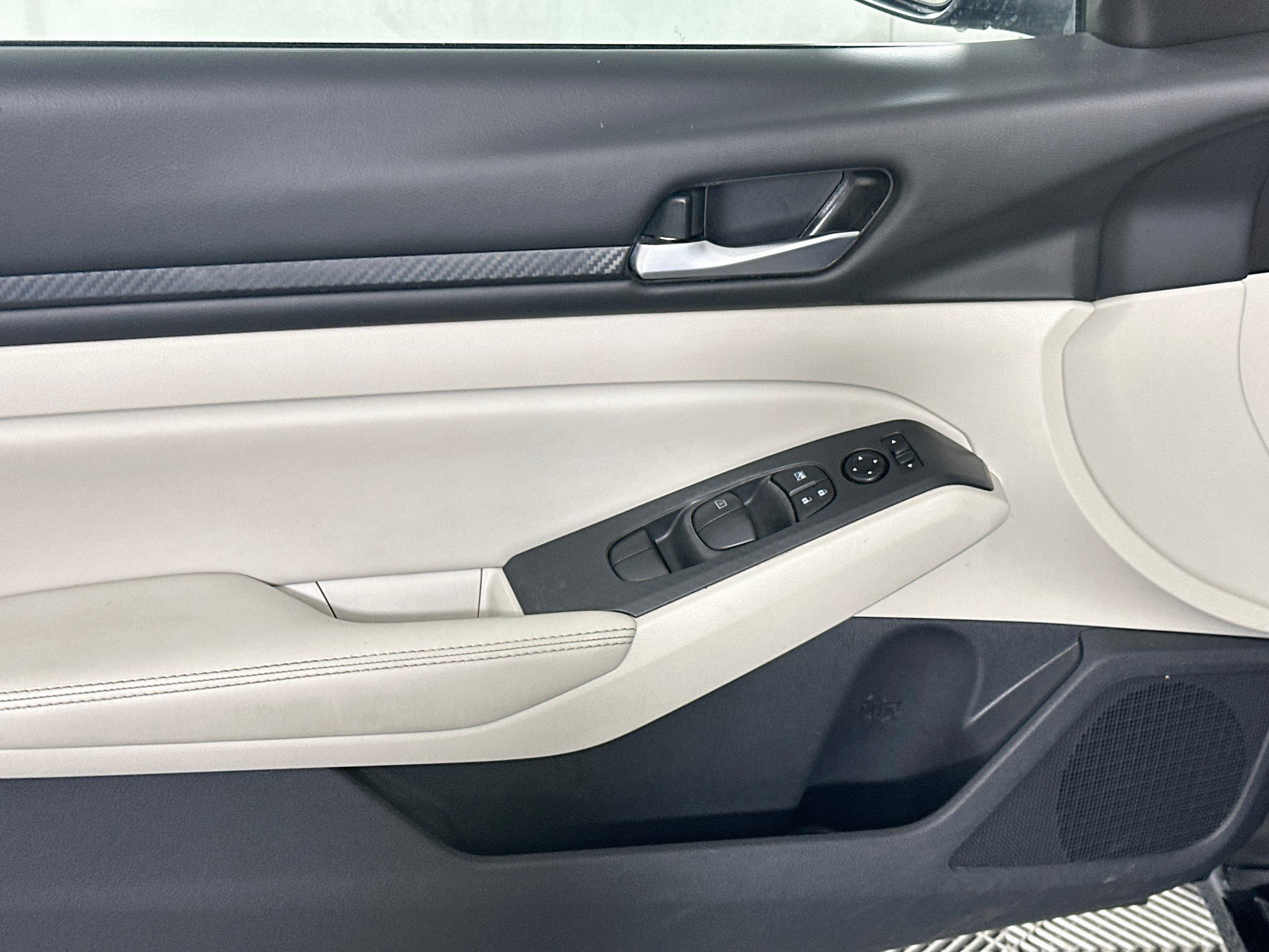 Used 2025 Nissan Altima 2.5 SV FWD image 15