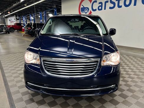 Used 2015 Chrysler Town & Country Touring FWD image 4