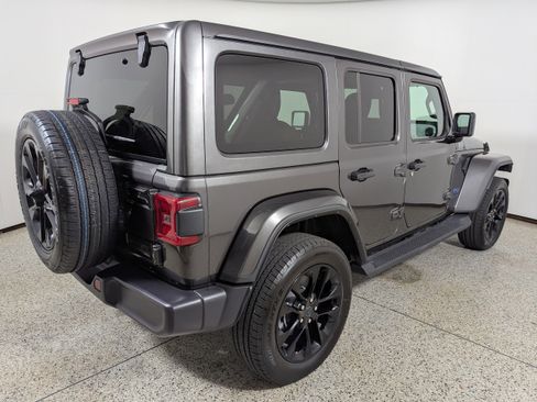 Used 2025 Jeep Wrangler Sahara AWD/4WD image 7