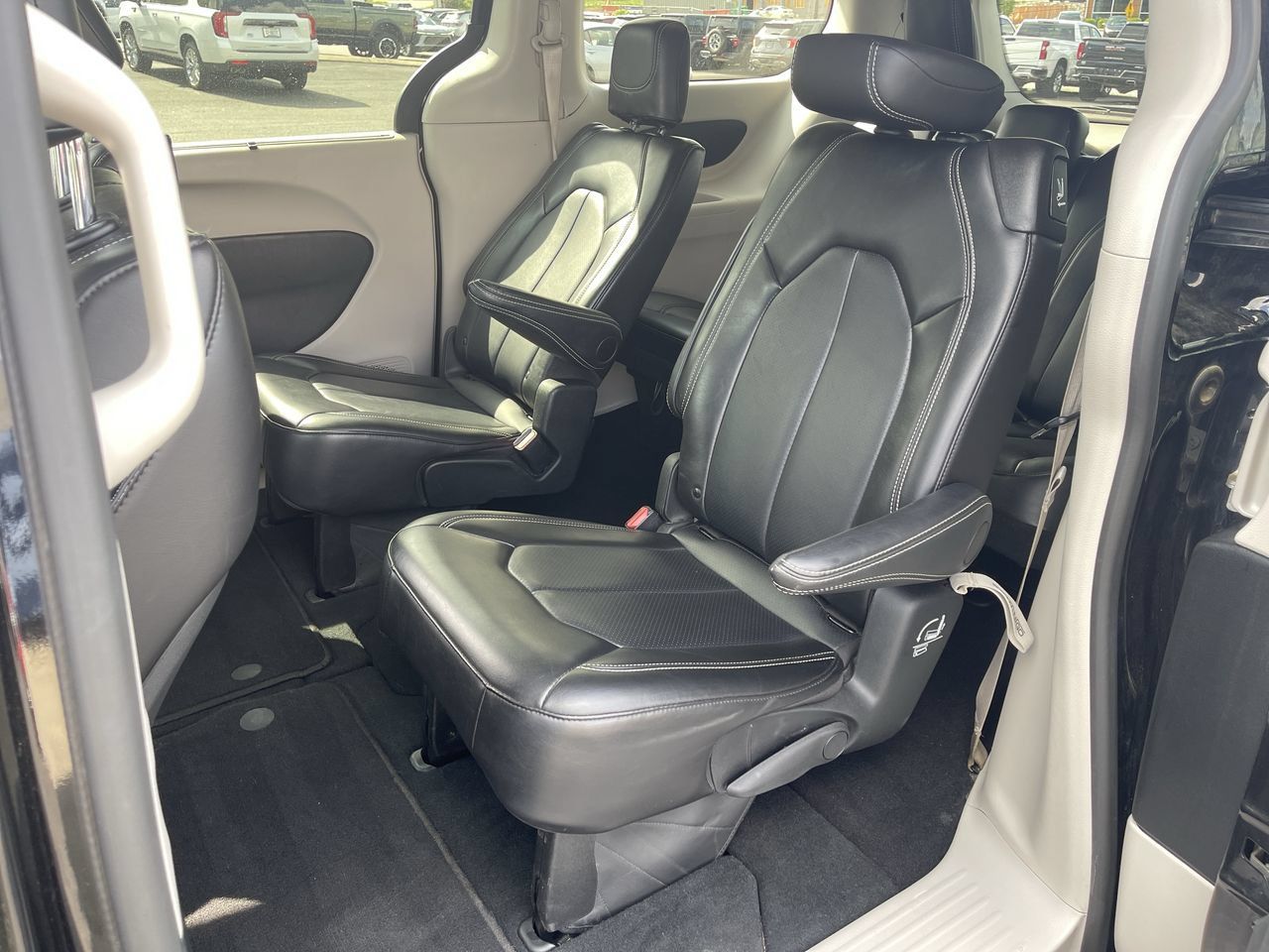 Used 2024 Chrysler Pacifica Touring-L FWD image 23