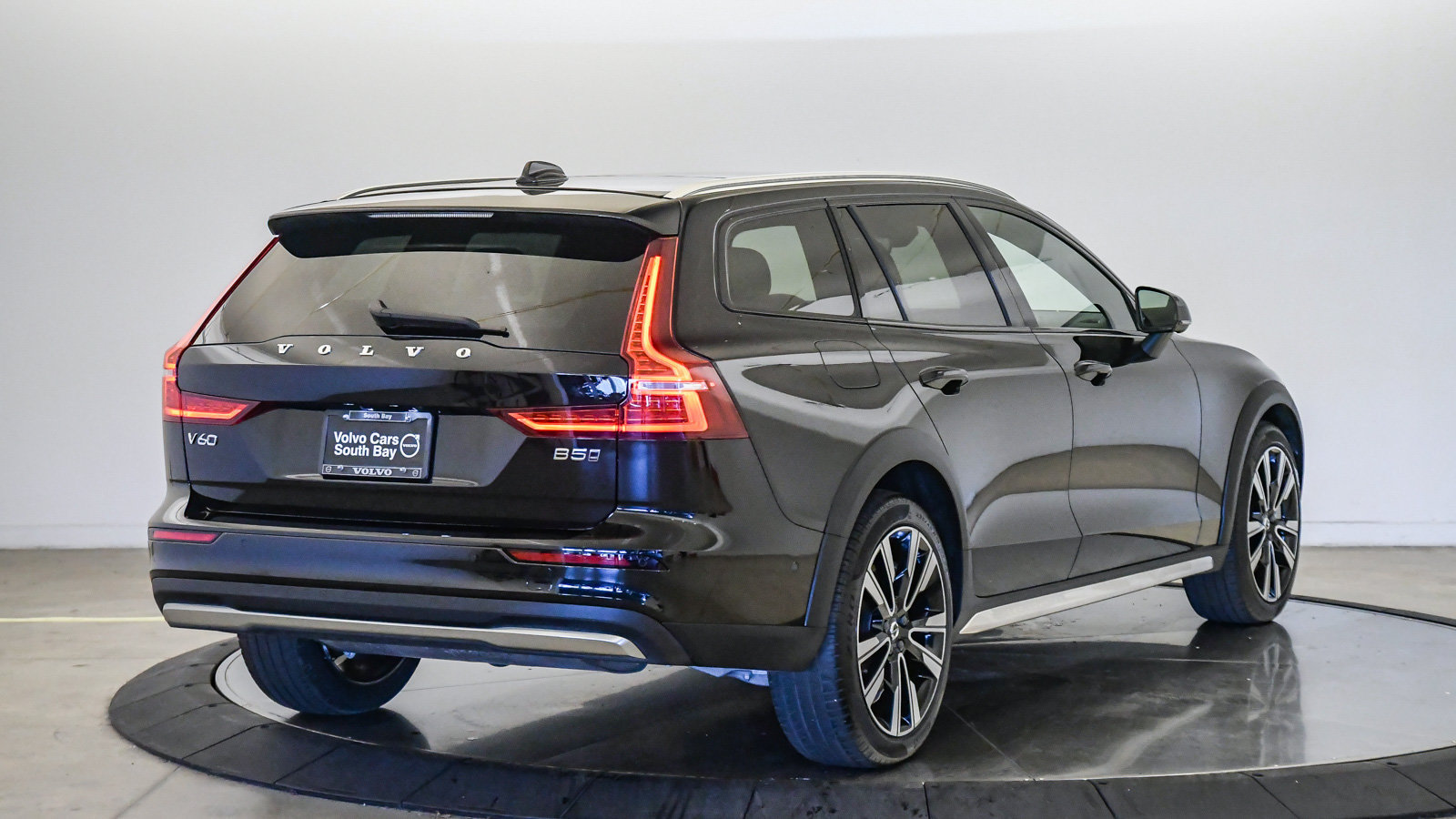 Certified 2025 Volvo V60 B5 Cross Country Ultra AWD/4WD image 5