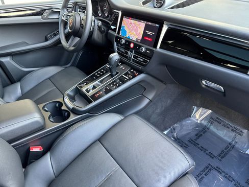 Certified 2025 Porsche Macan image 18