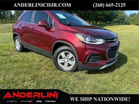 Used 2017 Chevrolet Trax LT w/ Sun & Sound Package FWD image 1