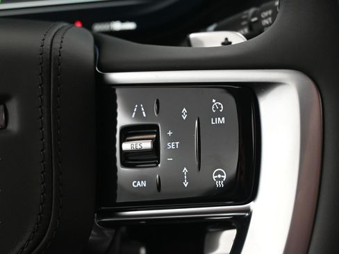 Used 2025 Land Rover Range Rover SE AWD/4WD image 17