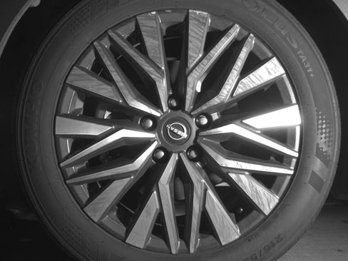 Used 2025 Nissan Altima 2.5 SV FWD image 12