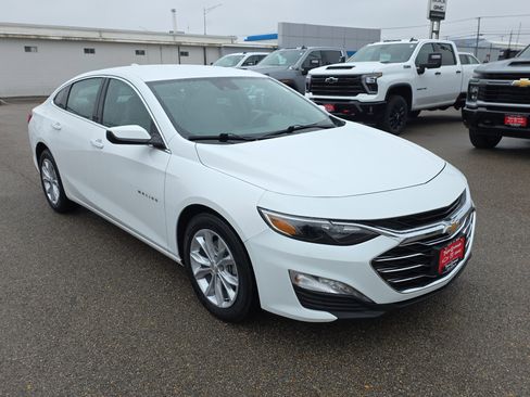 Used 2025 Chevrolet Malibu LT image 2