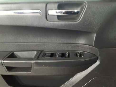 Used 2010 Chrysler 300 Touring image 26