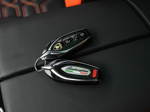 Used 2025 Lamborghini Urus SE image 22