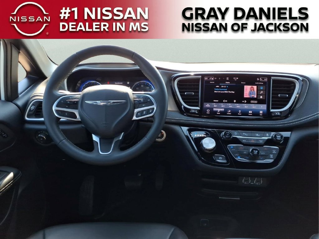 Used 2025 Chrysler Pacifica Select FWD image 10