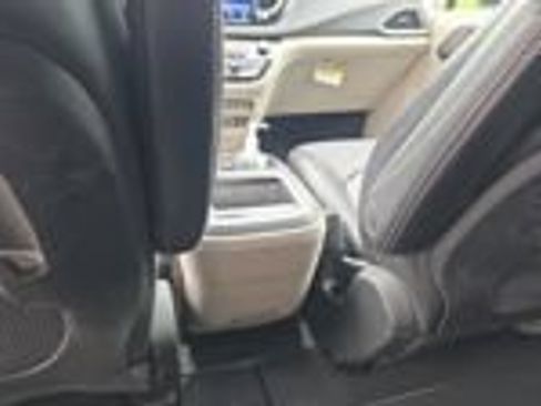 Used 2022 Chrysler Pacifica Touring-L FWD image 11