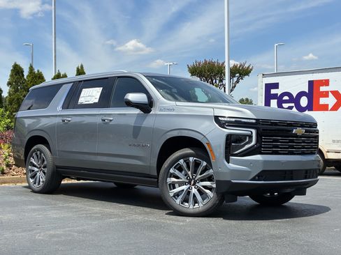 Used 2026 Chevrolet Suburban High Country RWD image 2