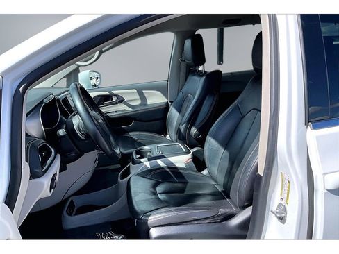 Used 2022 Chrysler Pacifica Touring-L w/ Uconnect Theater Family Group AWD/4WD image 18