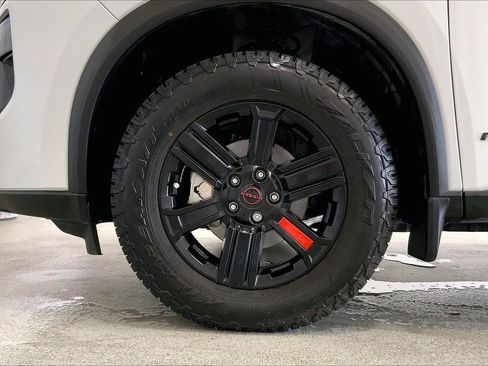 Used 2025 Nissan Rogue SV AWD/4WD image 8