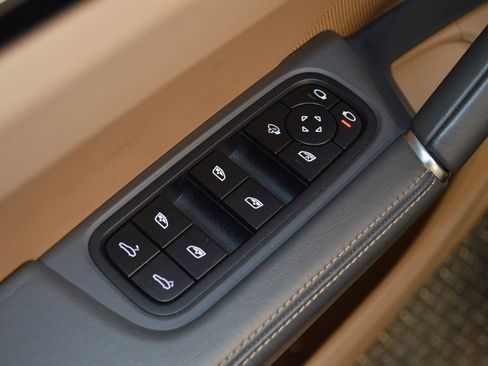 Certified 2023 Porsche Cayenne Platinum Edition image 18