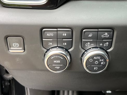 Used 2024 GMC Sierra 1500 Denali w/ Technology Package AWD/4WD image 29