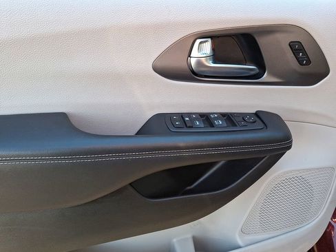 Used 2023 Chrysler Pacifica Touring-L image 9