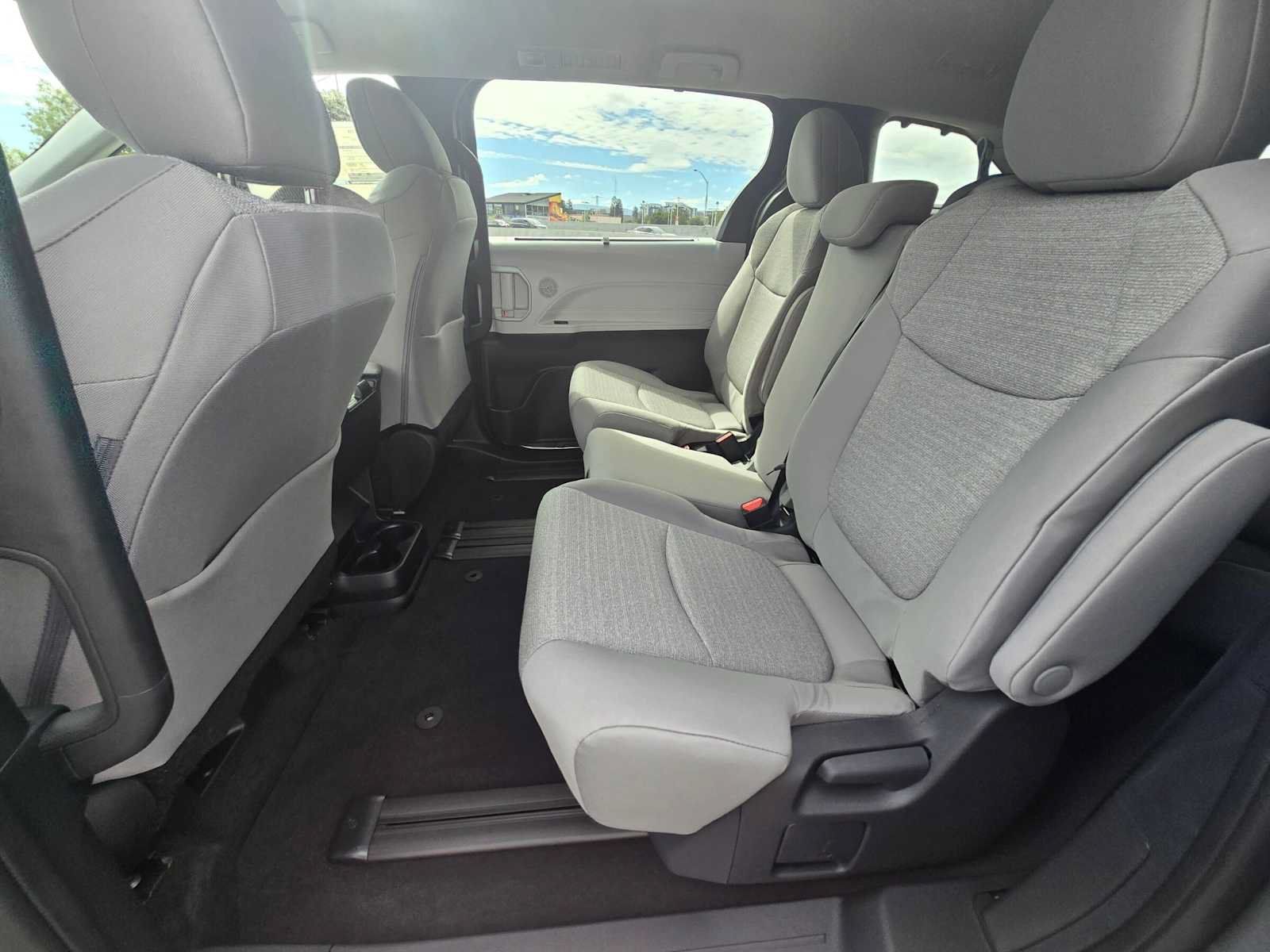 Used 2026 Toyota Sienna LE FWD image 25