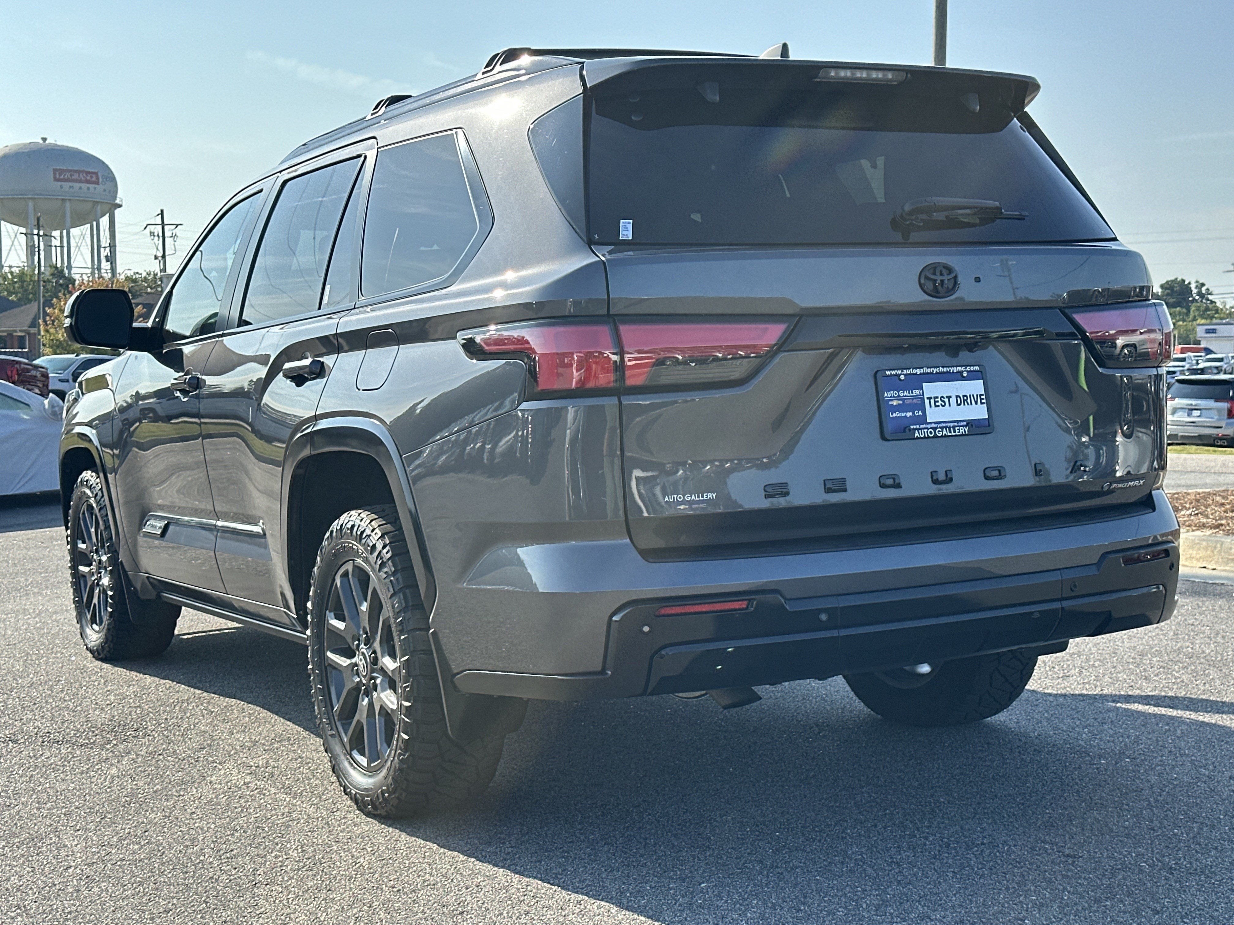Used 2025 Toyota Sequoia Platinum AWD/4WD image 8