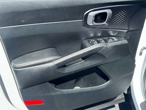 Used 2022 Kia Sorento LX image 10