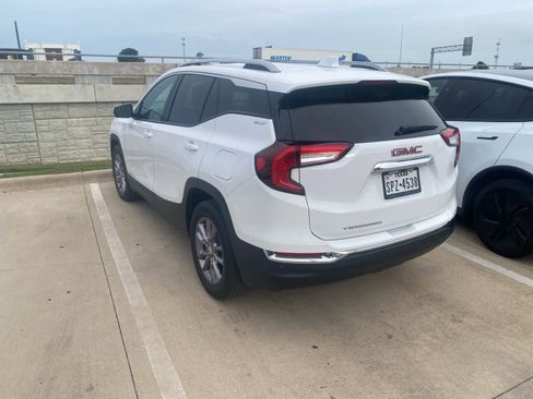 Used 2022 GMC Terrain SLT w/ Tech Package FWD image 2