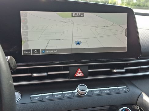 Used 2022 Hyundai Elantra Limited w/ Preferred Accessory Package FWD image 17