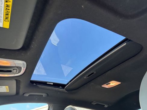 Used 2025 Hyundai Elantra Limited image 29