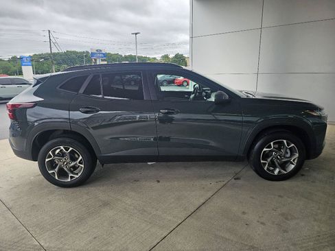 Used 2025 Chevrolet Trax LT w/ LT Convenience Package FWD image 6