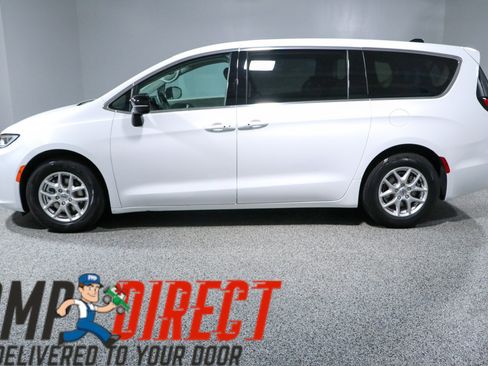 Used 2024 Chrysler Pacifica Touring-L FWD image 10
