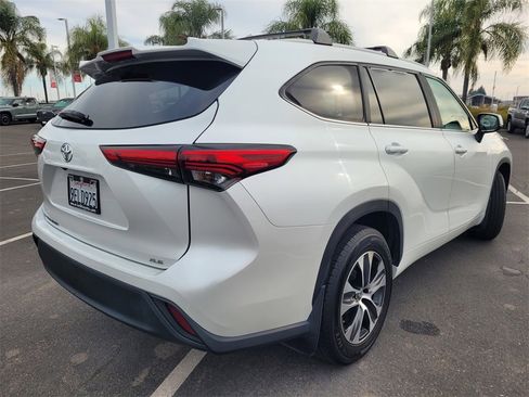 Used 2023 Toyota Highlander XLE image 4