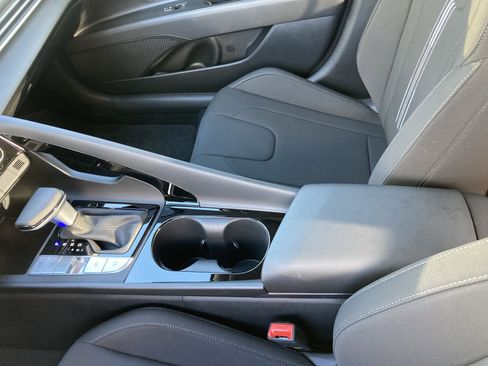 Used 2025 Hyundai Elantra Blue image 24