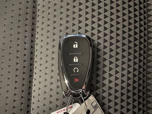 Used 2025 Chevrolet Trax LT w/ LT Convenience Package FWD image 16