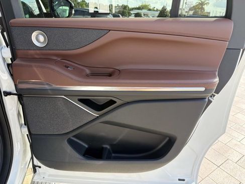 New 2026 Lincoln Navigator L Reserve AWD/4WD image 21
