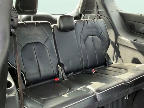 Used 2025 Chrysler Pacifica Limited image 19