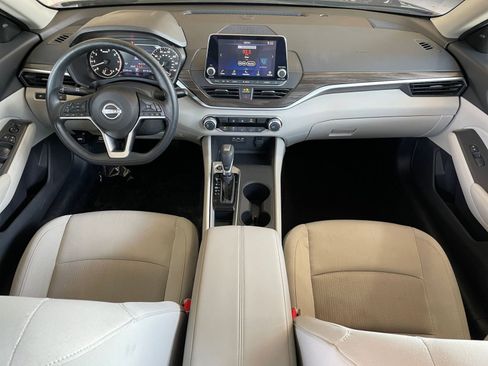 Used 2025 Nissan Altima 2.5 SV FWD image 32