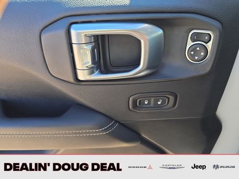 Used 2023 Jeep Gladiator Overland image 12