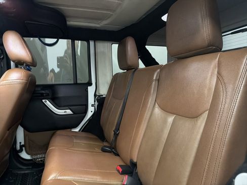 Used 2017 Jeep Wrangler Unlimited Sahara w/ Connectivity Group image 19