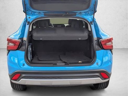 Used 2025 Chevrolet Trax LT FWD image 7