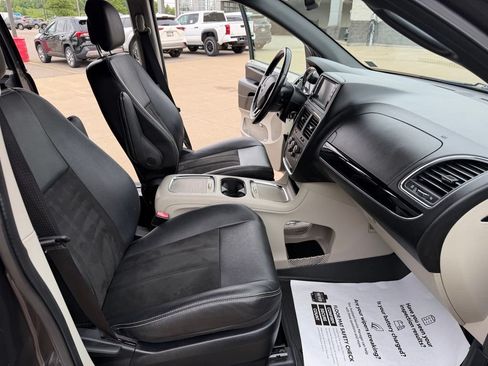 Used 2019 Dodge Grand Caravan SXT FWD image 30