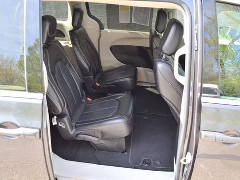 Used 2023 Chrysler Pacifica Touring-L FWD image 31