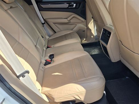 Used 2022 Porsche Cayenne Platinum Edition image 15