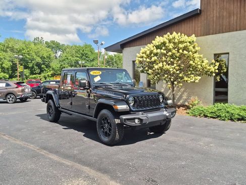 Used 2024 Jeep Gladiator Sport AWD/4WD image 3