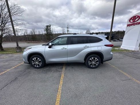 Used 2023 Toyota Highlander XLE image 6