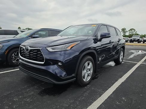 Used 2024 Toyota Highlander LE FWD image 5
