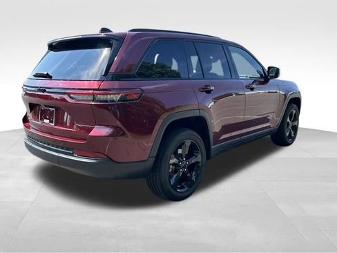 Used 2023 Jeep Grand Cherokee Altitude AWD/4WD image 5