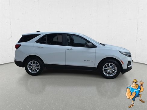 Used 2022 Chevrolet Equinox LS w/ LS Convenience Package image 4