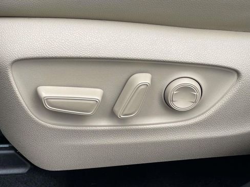 Used 2020 Toyota Highlander XLE image 8